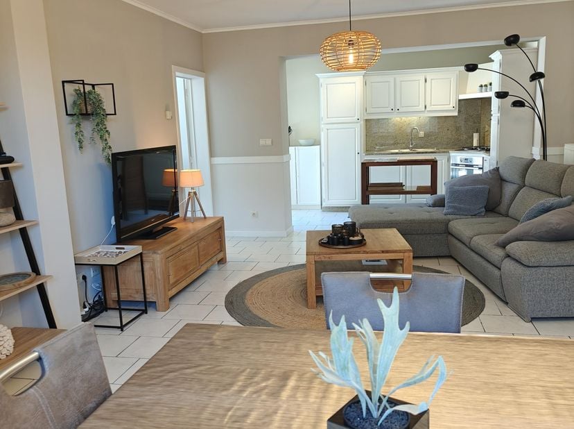 Instapklaar wonen op toplocatie vlak bij zee, station en winkels!<br />
Droomt u van een charmante, instapklare woning op een uitstekende ligging? Dan