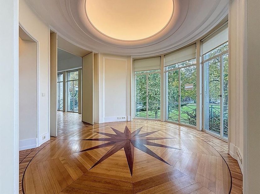 Prachtige kantoorruimte van 425 m² gelegen aan de prestigieuze Louizalaan met een adembenemend uitzicht op de tuinen van de koning, in een iconisch ge