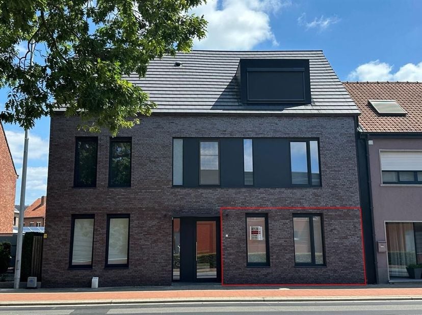 Gelijkvloers appartement met 2 slaapkamers, tuin en 2 autostaanplaatsen<br />
Ligging: Dit gelijkvloerse appartement is gelegen aan de Kerkhofstraat i