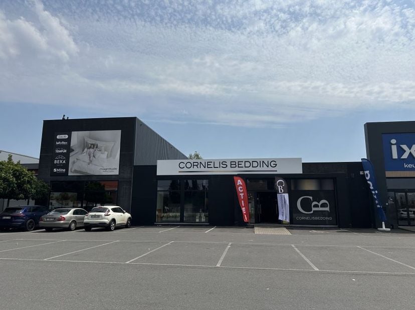 Moderne commerciële toonzaal met uitstekende visibiliteit in Wetteren<br />
<br />
--------<br />
niet opsplitsbaar<br />
<br />
te huur - magazijn (2