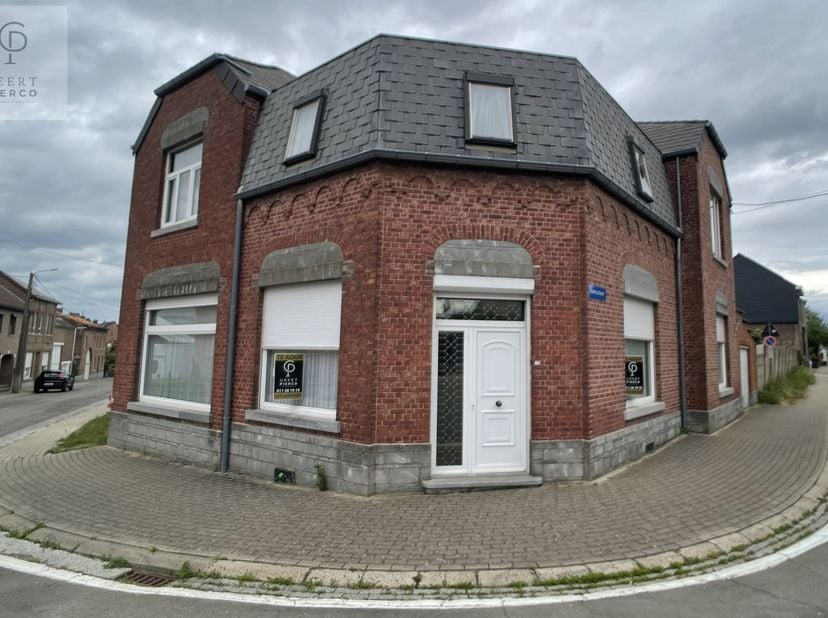 Charmante woning met tal van mogelijkheden in het rustige Attenhoven.<br />
<br />
Deze karaktervolle woning, gelegen in de August Robijnsstraat 15 te