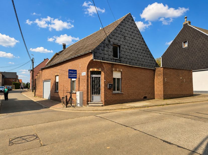 Op zoek naar een ruime gezinswoning met tal van mogelijkheden? Deze te renoveren woning in Erpe-Mere biedt ideaal voor wie ruimte, potentieel en een c
