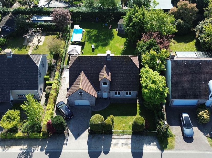 Ruime villa met 4 slaapkamers en inpandige garage, op een mooi perceel van ca. 712m²<br />
Deze villa is rustig en centraal gelegen in Essen, vlot ber