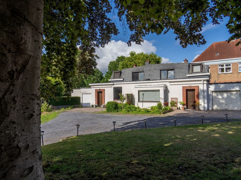 In het hart van het gezellige en rustige Stasegem worden deze twee aanpalende op te frissen woningen samen aangeboden. Dankzij de gedeelde oprit, ruim