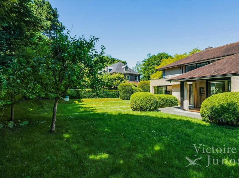 Dans le quartier du Prince d'Orange, dans un clos privé et discret, magnifique villa d'une superficie totale de ± 453 m² bruts (selon PEB) avec jardin