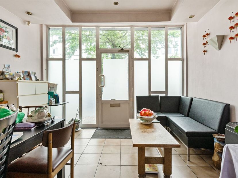 Handelshuis met vier slaapkamers te koop in Antwerpen!<br />
Ligging:<br />
Dit handelshuis is strategisch gelegen in een commerciële buurt in het har