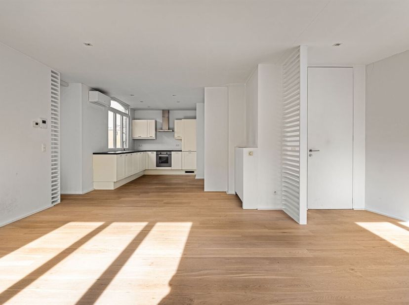 Appartement werd gerenoveerd in 2005 en combineert comfort met een praktische indeling. <br />
Ligging:<br />
Het appartement is rustig gelegen in Gie