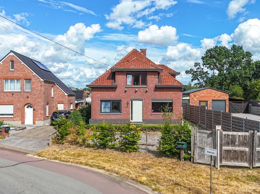 Deze open bebouwing is gelegen in een rustige en gegeerde omgeving en geniet van een uitstekende bereikbaarheid. Winkels, scholen en andere dagelijkse
