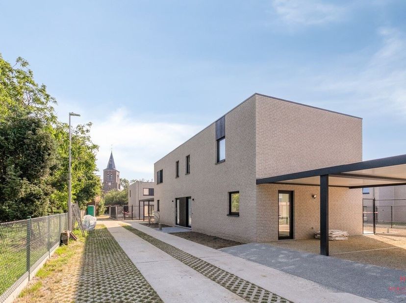 Energiezuinige nieuwbouwwoning met 3 slaapkamers in Vinkt (Deinze)<br />
Deze halfopen nieuwbouwwoning (op een perceel van 190m² en met een bewoonbare