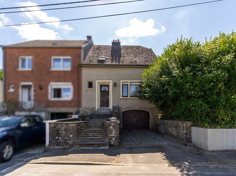 W Immobilière vous propose, dans le village de Bonnert, une agréable maison 3 façades avec garage et jardin sur un terrain de 5A48CA. <br />
Le bien s
