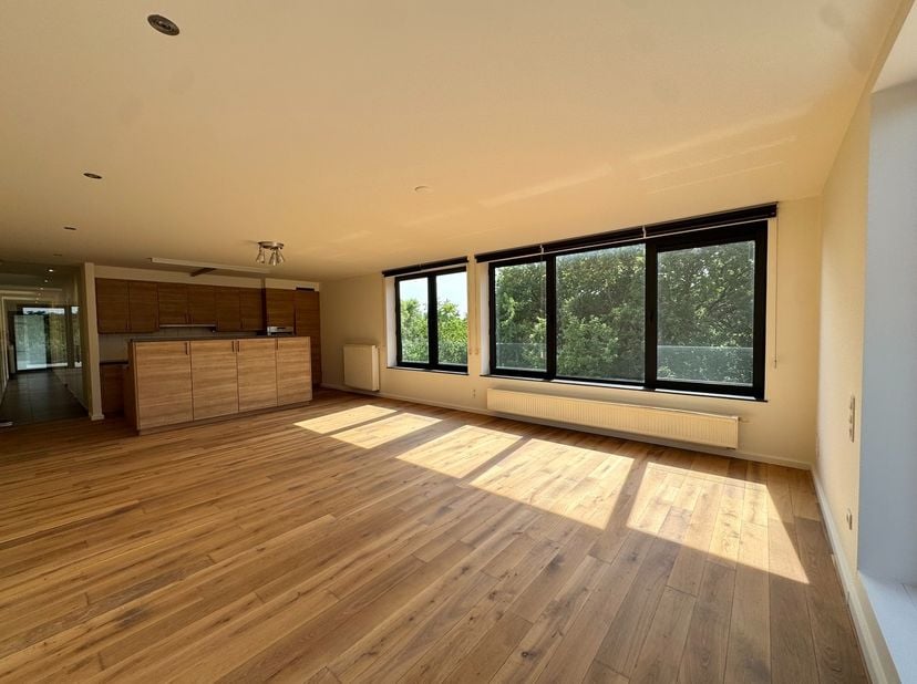 UNIEK APPARTEMENT MET PRACHTIG UITZICHT<br />
<br />
Dit stijlvol appartement gelegen op de bovenste verdieping (4) bevindt zich op een uitzonderlijke
