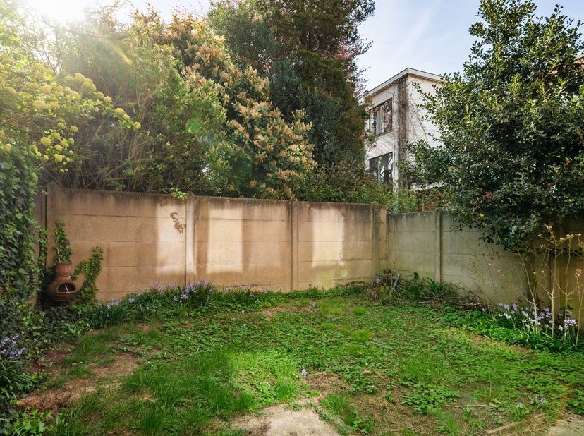 Locatie: Deze woning, momenteel opgedeeld in een studio en twee appartementen, bevindt zich in de Jupiterstraat in het gegeerde Berchem, een rustige e
