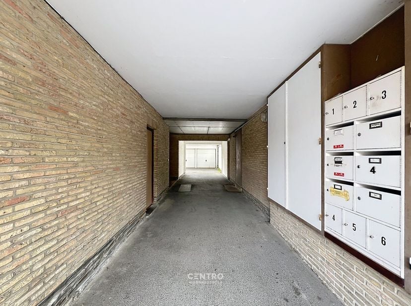 INDELING:<br />
Tweede verdieping (75 m²):<br />
Ruime inkomhal – apart toilet&amp;nbsp; - LICHTRIJKE leefruimte - ingerichte keuken (spoelbak, frigo, gas