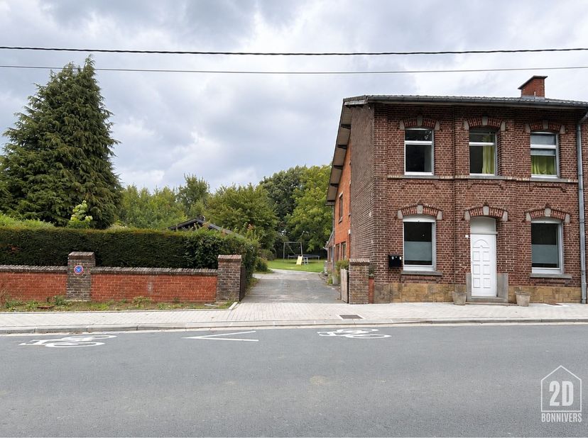 BONNIVERS-2D vous présente, dans le charmant village de Grand-Leez, cette agréable maison de ± 145 m² avec 3 grandes chambres, implantée sur un beau t