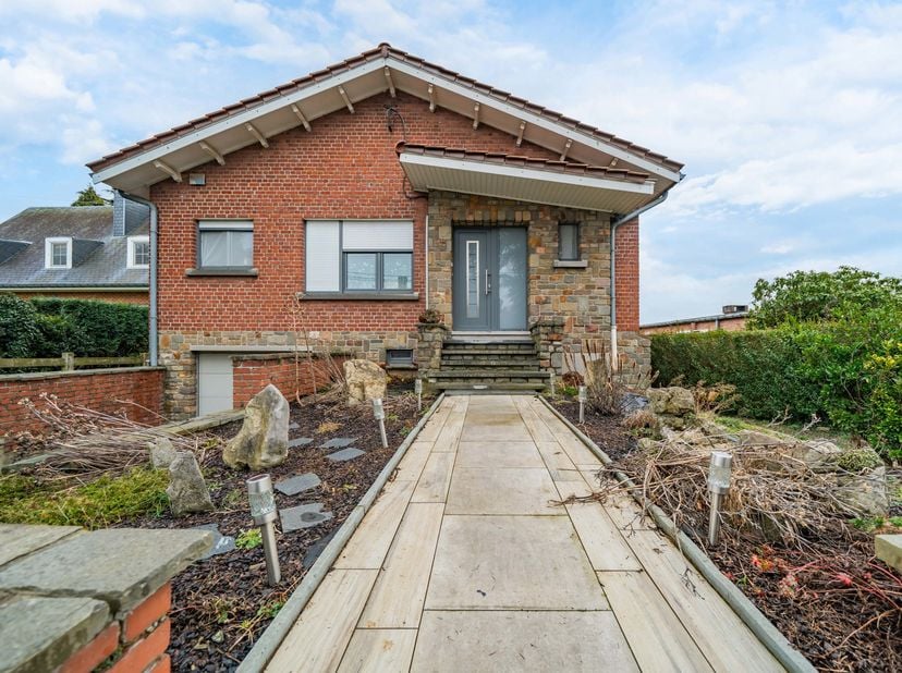 EasyHome heeft het genoegen u deze bungalow te koop aan te bieden, ideaal gelegen in Juprelle, in een rustige omgeving en toch dicht bij de snelwegen