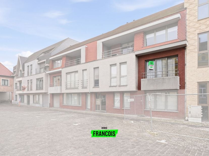 Dans un emplacement agréable, directement sur la place du Bourgmestre Berten à Poperinge, se trouve ce appartement soigné, prêt à emménager, dans la r