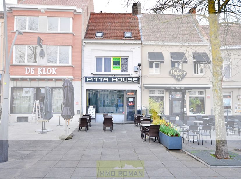 UITSTEKEND GELEGEN HANDELSPAND MET WOONST OP DE GROTE MARKT TE RONSE!&amp;nbsp;Deze horecazaak geniet van een centrale ligging met heel wat passage en tal