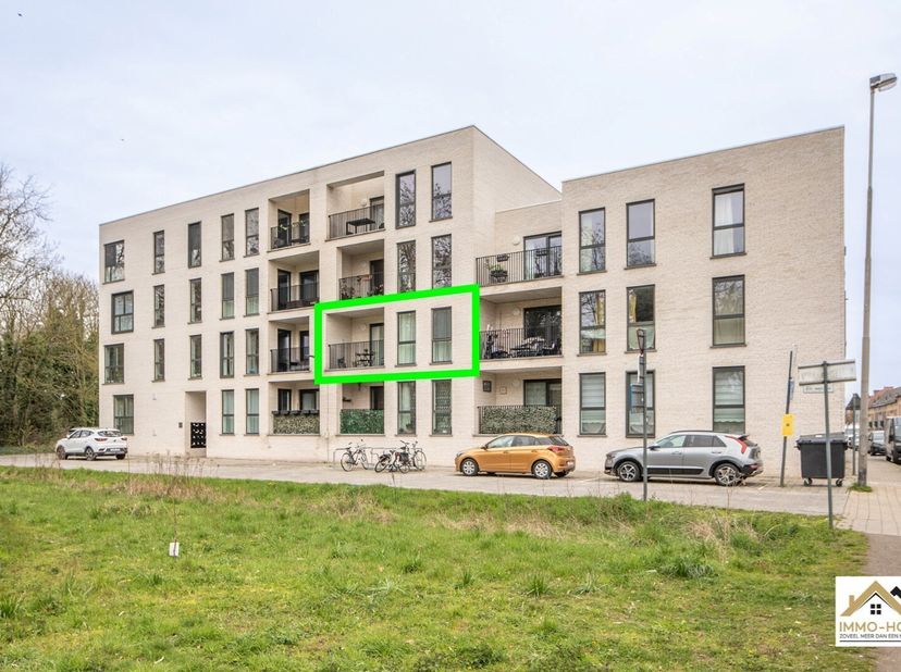 Recent en verzorgd 2-kamerappartement met terras, gelegen in een rustige woonomgeving in Sint-Amandsberg. Het appartement maakt deel uit van een moder