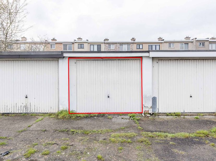 GARAGEBOX - <br />
<br />
Veilig en vlot parkeren op een strategische locatie vlak bij belangrijke invalswegen (A12/E19). <br />
Deze ruime garagebox