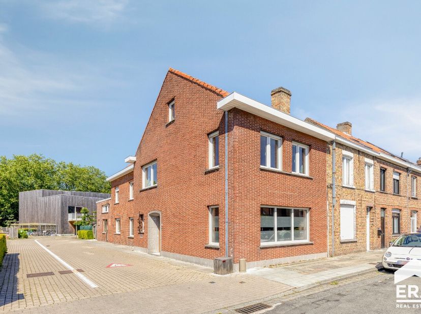 Ontdek deze gezellige gezinswoning op een toplocatie in Sint-Andries. De woning beschikt over vier volwaardige slaapkamers, een badkamer en een ruime
