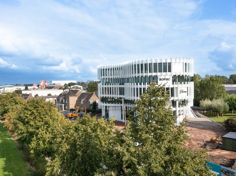 Nieuwbouw kantoorruimte te huur in Office One, de eye-catcher te Tielt op de invalsweg vanuit Aalter.<br />
Een opvallende sprekende architectuur en u