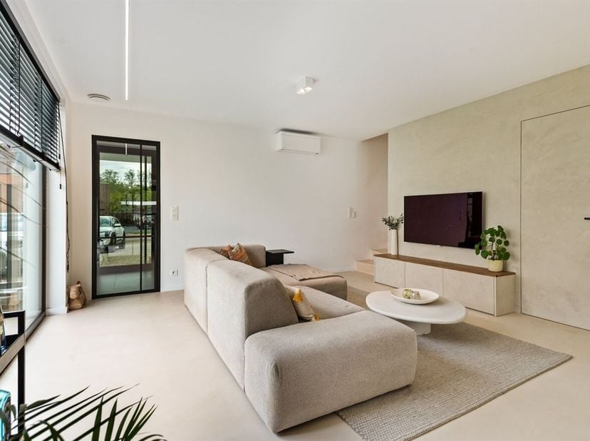Deze instapklare, energiezuinige woning (2018) met EPC-label A is gelegen in een rustige woonomgeving in Lummen, met een vlotte verbinding naar Hassel