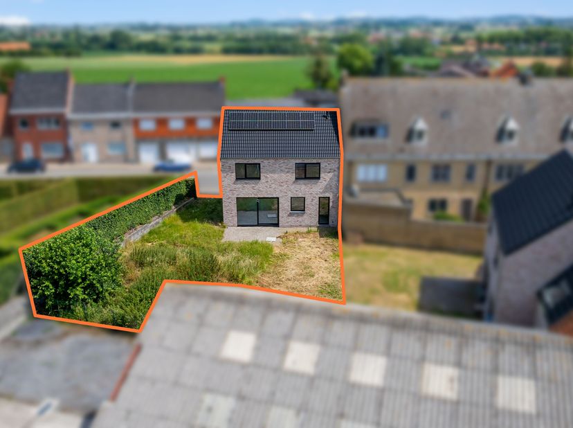 Deze halfopen nieuwbouwwoning is gelegen in de dorpskern van Abele en geniet van een zongerichte tuin met mogelijkheid tot bouwen van een carport.<br