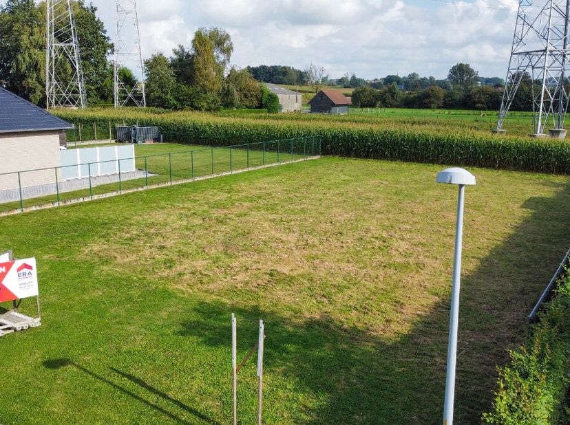 Découvrez ce terrain à bâtir à Wortegem-Petegem, situé dans une impasse au calme.La superficie du terrain offre de nombreuses possibilités pour la con