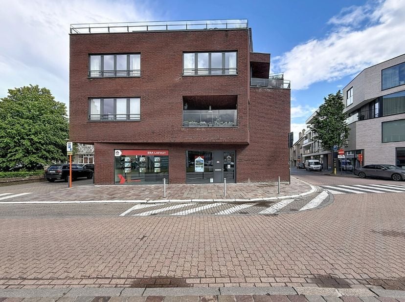 À vendre : appartement fermé spacieux au cur de Tielt, à quelques pas du parc, des écoles et des transports en commun. Cet appartement (construction 2