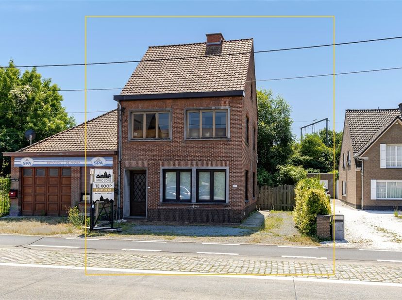 Deze karaktervolle woning biedt vandaag 3 volwaardige slaapkamers, met de mogelijkheid om eenvoudig een 4de slaapkamer te creëren.<br />
Op het gelijk