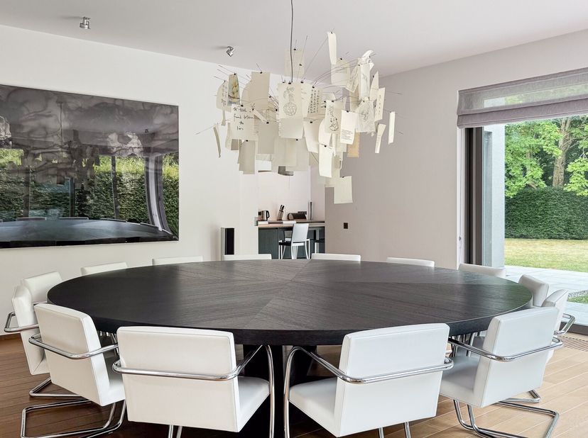 In de prestigieuze wijk Prins van Oranje biedt deze hedendaagse residentie, ontworpen door de gerenommeerde architect Marc Corbiau, een royale oppervl