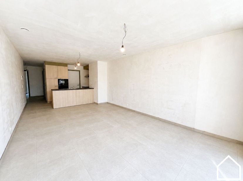 Aan de rand van het centrum van Ieper bevindt zich dit stijlvolle nieuwbouwappartement met twee slaapkamers. Dankzij de vlotte bereikbaarheid, de nabi