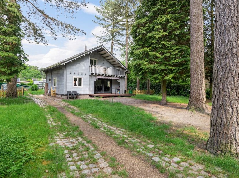 Charmante chalet op een rustige en groene ligging in Brecht<br />
Bent u op zoek naar een gezellige woning midden in het groen waar permanent wonen mo