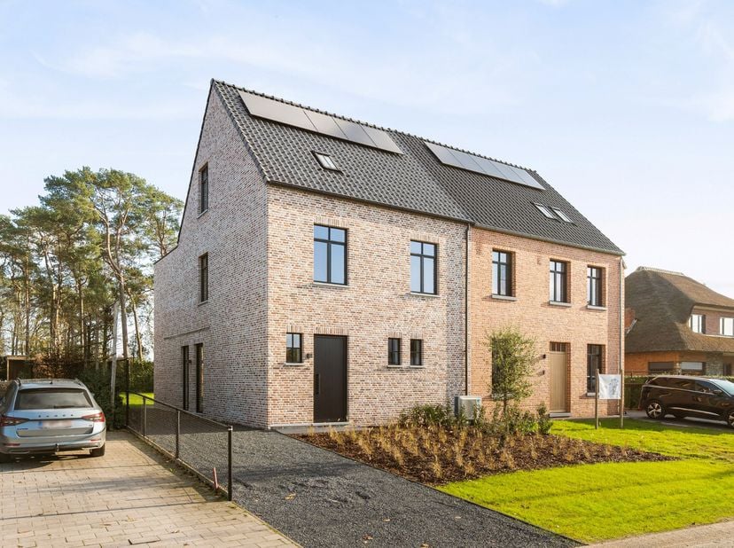 Deze prachtige pastoriestijlwoning combineert tijdloze klasse met hedendaags wooncomfort en een uitzonderlijk energiezuinig karakter. Gelegen op een p