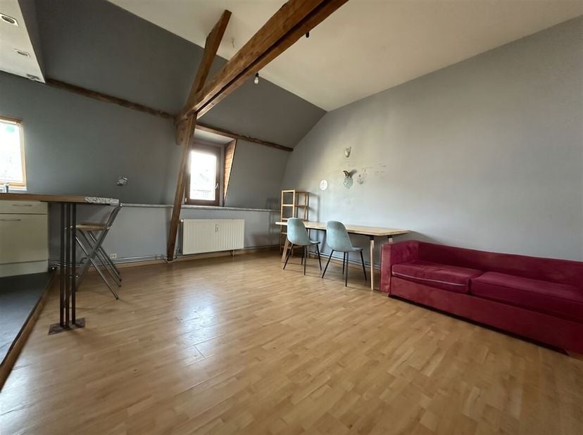 Immeuble de rapport situé au centre-ville de Péruwelz disposant de 4 entités (2 surfaces commerciales de 36 et 95 m²), un appartement 2 ch. de +/- 80