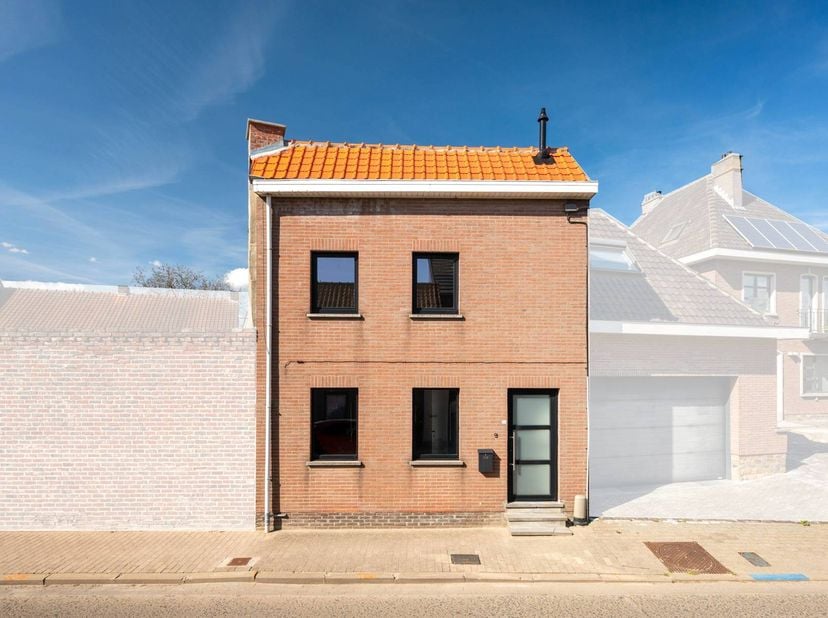 Deze gerenoveerde woning geniet van een centrale en gunstige ligging, vlakbij de Expressweg met een vlotte verbinding naar de E40, Aalst en Ninove.<br