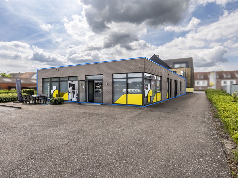 Achterliggende handelsruimte te koop in Rijkevorsel<br />
Bent u op zoek naar een ruim en veelzijdig handelspand op een vlot bereikbare locatie in Rij