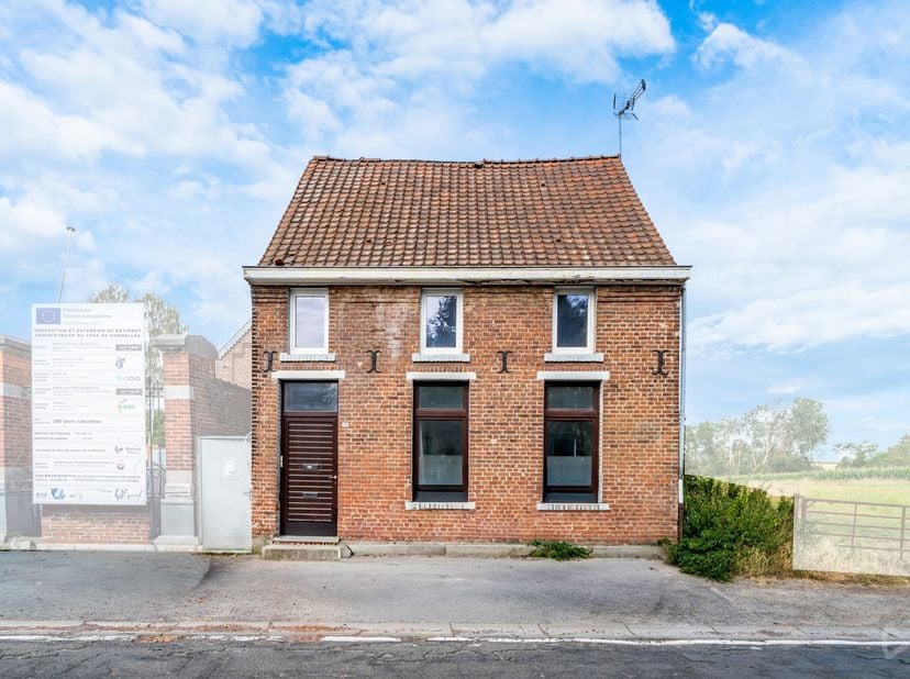Située à Roisin, à quelques minutes seulement de la frontière française, cette maison offre un excellent potentiel pour les amateurs de rénovation, le