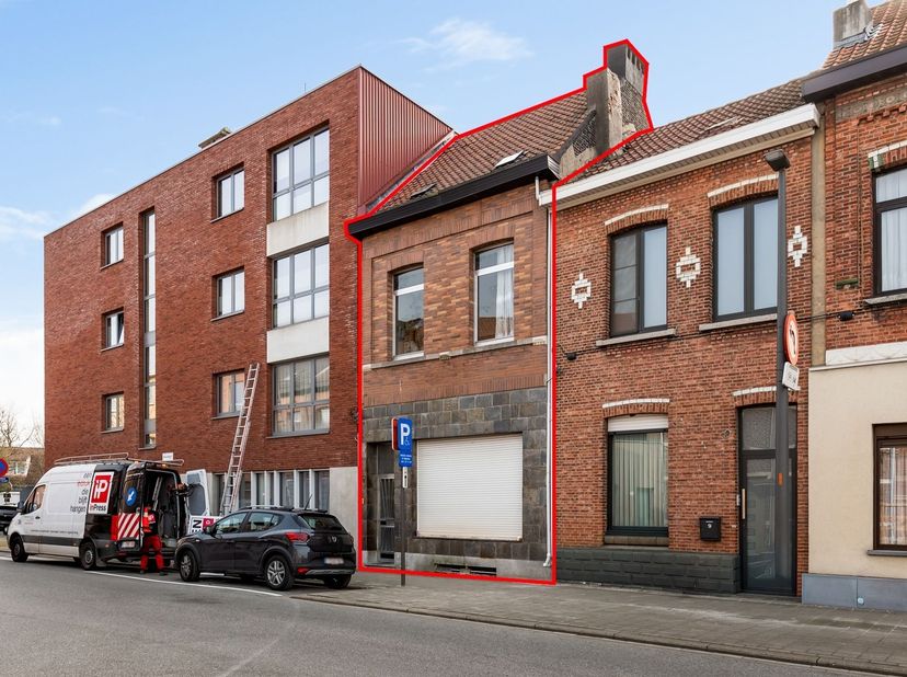Te renoveren woning (180m²) met 4 slaapkamers en koer te Hoboken<br />
<br />
Ligging: Deze te renoveren woning is gelegen in Hoboken, op een centra