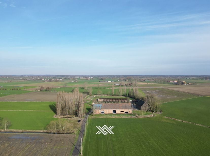 Verscholen in het groene Vinkt bevindt zich deze historische hoeve, gekend als "Goed ter Borcht". Een bijzondere erfgoedsite waarvan de oudste vermeld