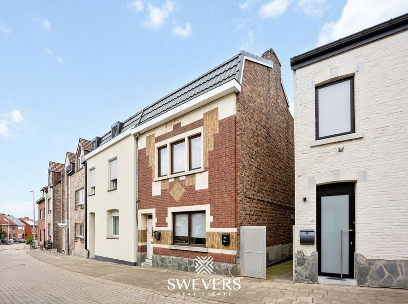 Voor meer info en foto’s, surf naar www.swevers.be – In het charmante Borgloon ontdekt u op Nieuwesteenweg 14 deze verzorgde halfopen bebouwing met tw