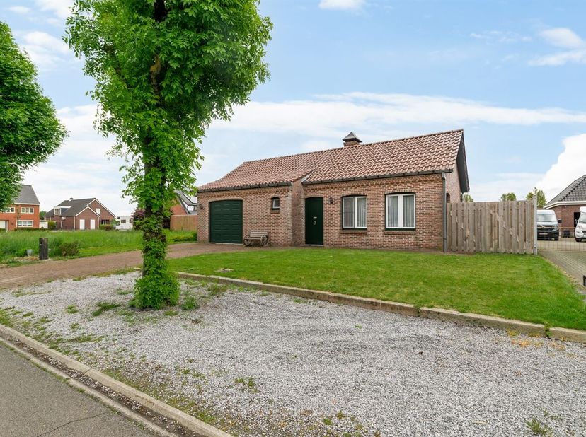 Welkom in deze verzorgde gezinswoning in Lommel. De woning beschikt over een woonoppervlakte van 146 m² en omvat twee ruime slaapkamers en een modern