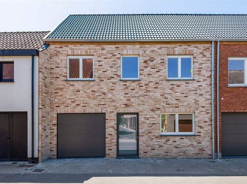 Bent u op zoek naar een energiezuinige nieuwbouwwoning die u nog volledig naar uw eigen smaak kunt afwerken? Dan is deze recente woning in een rustige