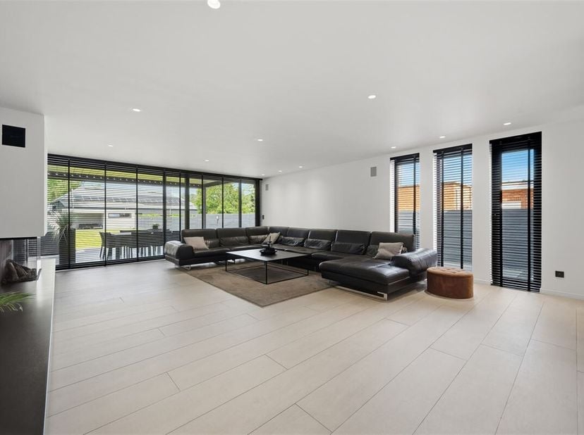 Au bout de la Pruimelaarstraat, une impasse calme, se trouve cette maison aux finitions luxueuses (2018) dotée dun jardin soigneusement aménagé, de ca
