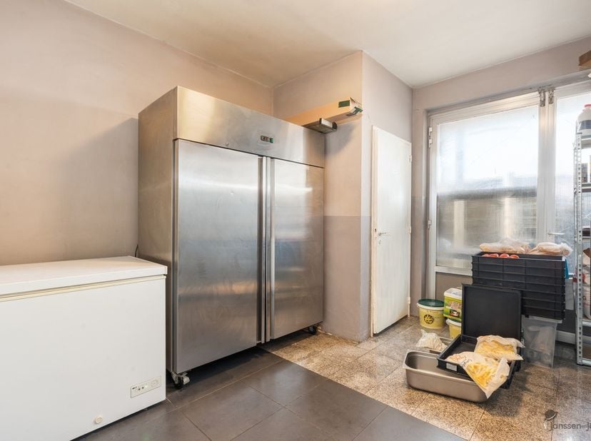 Commerciële ruimte met mooi rendement op toplocatie in Brecht!<br />
<br />
Nabij het centrum van Brecht bevindt zich deze commerciële gelijkvloerse