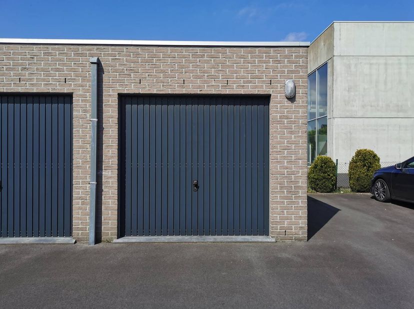 Te huur: Grote afgesloten garagebox te huur in centrum Waregem.