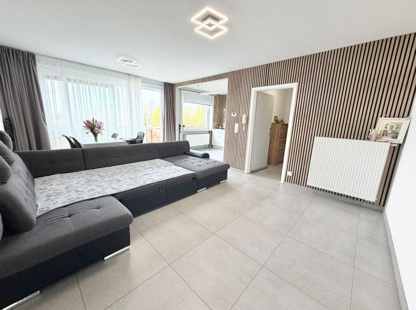: verzorgd appartement in Roeselare, gelegen in de Honzebroekstraat, nabij park, scholen en openbaar vervoer. Dit appartement (bouwjaar 1975) biedt ee