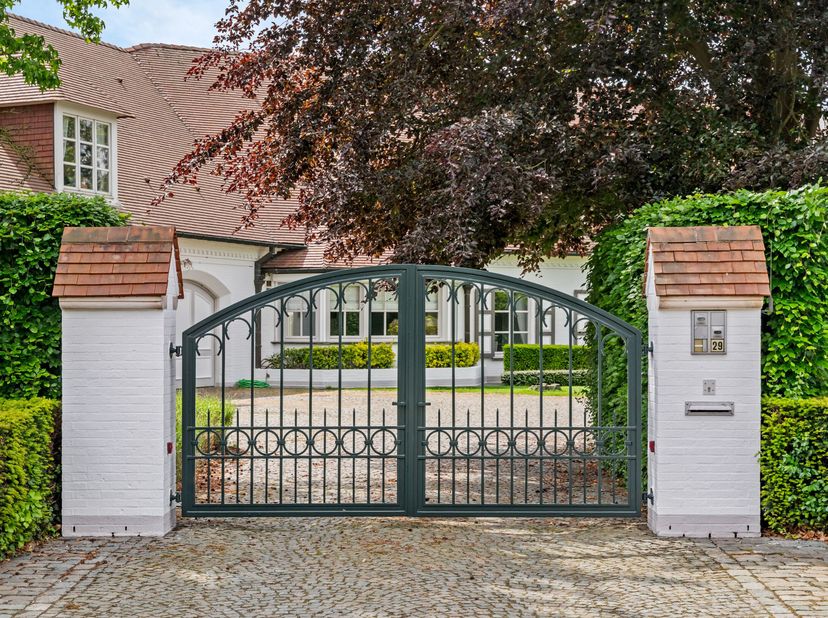 Située dans un beau quartier de villas à distance de marche du centre-ville de Maaseik, cette villa exceptionnelle est très spacieuse et dispose d'un