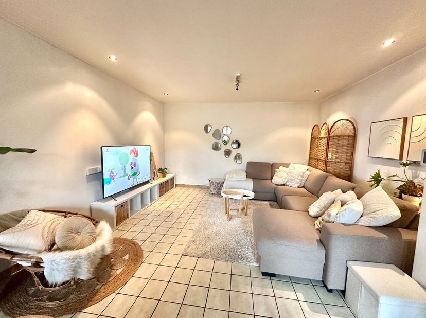 Dit gezellig gelijkvloerse appartement bevindt zich op een centrale ligging aan het Lutselusplein in Diepenbeek. Alle belangrijke voorzieningen, zoals