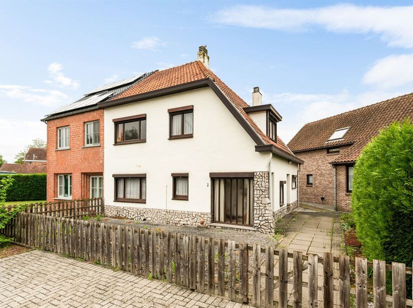 Cette charmante propriété située à Berkenlaan 5 à Leopoldsburg offre une surface habitable d'environ 168 m² et représente une opportunité intéressante